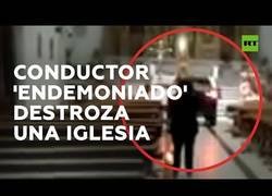 Enlace a Un conductor entra en una iglesia con su todoterreno y la destroza completamente