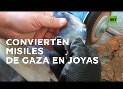 Enlace a Una pareja israelí convierte los misiles en joyas