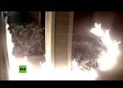 Enlace a Un pirómano incendia un complejo de apartamentos en California