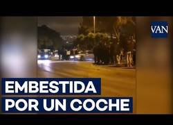 Enlace a Un coche embiste a una joven durante una carrera ilegal en Barcelona