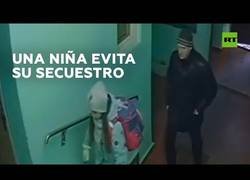Enlace a Una niña consigue engañar a un hombre que la estaba siguiendo
