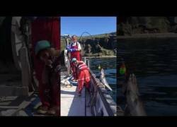 Enlace a La emoción de un niño de 3 años al pescar su primer pez