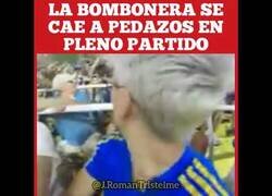 Enlace a Una placa metálica cae sobre aficionados en el estadio de La Bombonera, Argentina