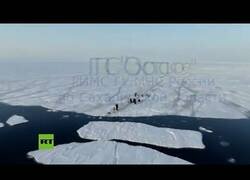 Enlace a Rescatan a pesacdores atrapados en un bloque de hielo gigante