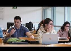 Enlace a Imagina a toda la biblioteca escuchando tus incómodos mensajes de voz