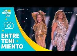 Enlace a Los mejores momentos de Shakira y Jennifer Lopez durante el medio tiempo de la Super Bowl