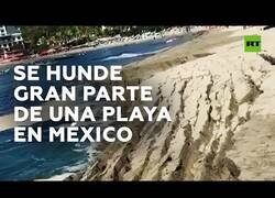 Enlace a El mar se traga gran parte de una playa en México