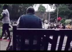 Enlace a Un hombre canta Bon Jovi en un parque y le acaban siguiendo cientos de personas