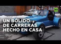 Enlace a Un hombre fabrica su propio bólido de carreras casero