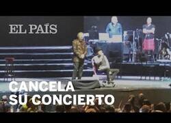 Enlace a Joaquín Sabina cae del escenario durante un concierto y este se acaba suspendiendo