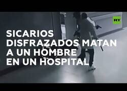 Enlace a Dos sicarios se cuelan en un hospital disfrazados de médico y policía para matar a un paciente