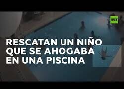 Enlace a Salvan a un niño a punto de ahogarse en una piscina