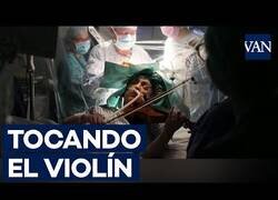 Enlace a Toca el violín mientras le extirpan un tumor cerebral