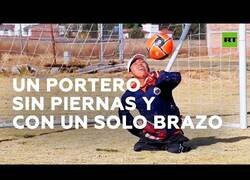 Enlace a La historia del portero sin piernas y con un solo brazo