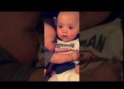 Enlace a Bebé confunde a su hermano gemelo con su madre