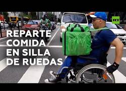 Enlace a Un brasileño reparte comida a domicilio en silla de ruedas