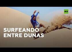 Enlace a La increíble modalidad deportiva que consiste en surfear dunas del desierto