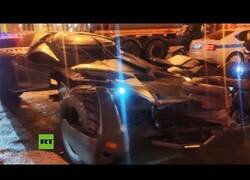 Enlace a Confiscan un 'batmóvil' en las calles de Moscú