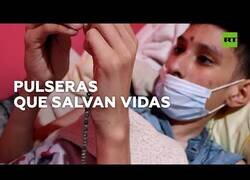 Enlace a Niño con cáncer hace pulseras para pagar su tratamiento