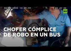 Enlace a Roban en un bus y el conductor pide parte del botín al asaltante