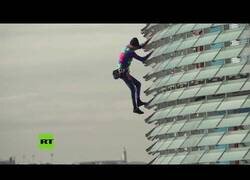 Enlace a Escalador urbano desciende los 144 metros de la Torre Glòries de Barcelona