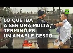 Enlace a Un policía iba a multarle...¡pero acabó ayudándole con el nudo de la corbata!