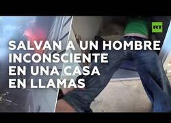 Enlace a Salvan a un hombre de morir atrapado en su casa en llamas