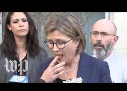 Enlace a Gobernantes que se tocan cara tras recomendar no tocarse la cara