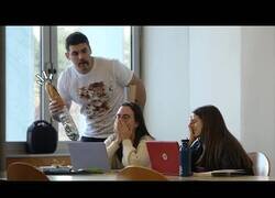 Enlace a Hablando con comida en la cara en la biblioteca [Cámara oculta]