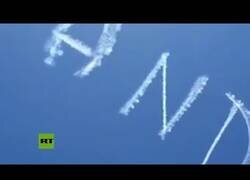 Enlace a Escriben en el cielo de Sydney (Australia) el mensaje 'lávate las manos'