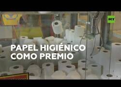 Enlace a Un salón de maquinas recreativas premia con papel higiénico