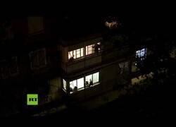 Enlace a Los aplausos a los trabajadores sanitarios de la gente confinada desde sus balcones