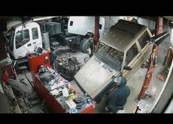 Enlace a Un coche se viene abajo en un taller