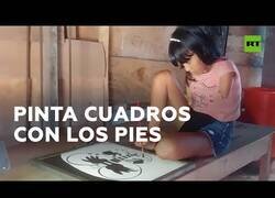 Enlace a Una niña sin brazos dibuja cuadros con los pies