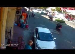 Enlace a Un hombre es atropellado por la misma moto dos veces