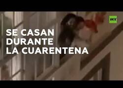 Enlace a Una pareja se casa por la ventana durante la cuarentena