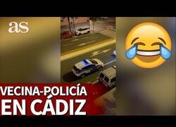 Enlace a El vacile de un policía con los vecinos de Cádiz