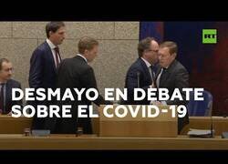 Enlace a El ministro de salud de Países bajos se desmaya en pleno debate sobre el coronavirus