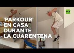Enlace a Haciendo parkour en casa durante la cuarentena