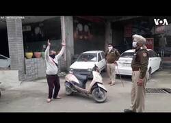 Enlace a La policía de India castiga con ejercicio físico a los que salen de casa durante la cuarentena