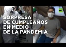 Enlace a Médicos preparan una fiesta de cumpleaños sorpresa a un enfermo de COVID-19