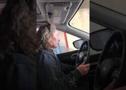 Enlace a Cuando se te rompe una ventilla justo en el momento de lavar el coche