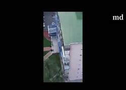 Enlace a Dispara desde su balcón durante los aplausos a los sanitarios