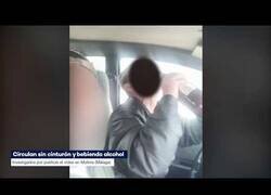 Enlace a Detenidos por conducir bebiendo e insultando a la policía acaban disculpándose ante los agentes