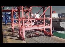 Enlace a Carguero derriba una grua al maniobrar