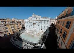 Enlace a La Fontana di Trevi vacía a vista de pájaro