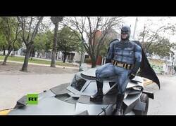 Enlace a Batman recorre las calles de Monterrey (México) con su Batmóvil para concienciar a la gente de que se quede en casa