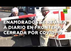 Enlace a Dos ancianos enamorados se reúnen todos los días en la frontera cerrada por el coronavirus