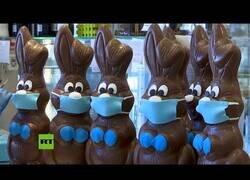 Enlace a Una pastelería griega elabora conejos de pascua con mascarillas