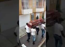 Enlace a Policías de Colombia se disfrazan del meme del ataúd para concienciar a la población